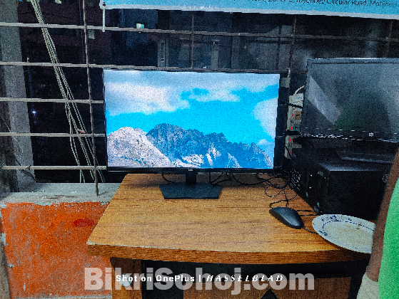 Dell 27” boarderless monitor